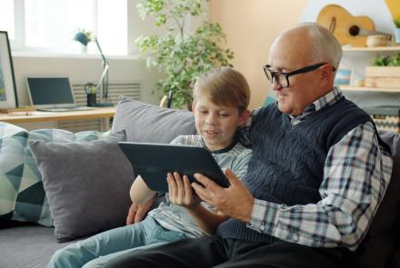 Grootvader die tijd doorbrengt met kleinkind